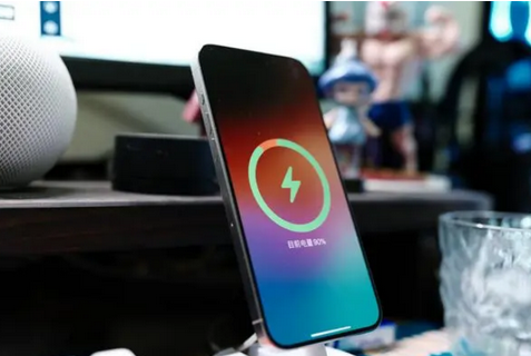 潍坊苹果15换屏服务分享用什么充电器给iPhone15充电更好 